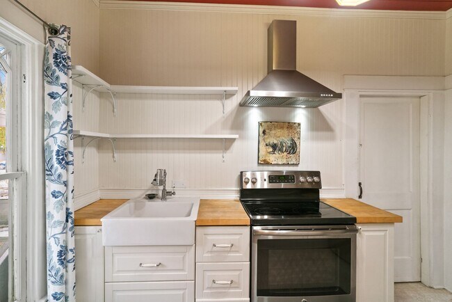 Building Photo - Historic Wenatchee Home 3 Bedroom 2 Bath