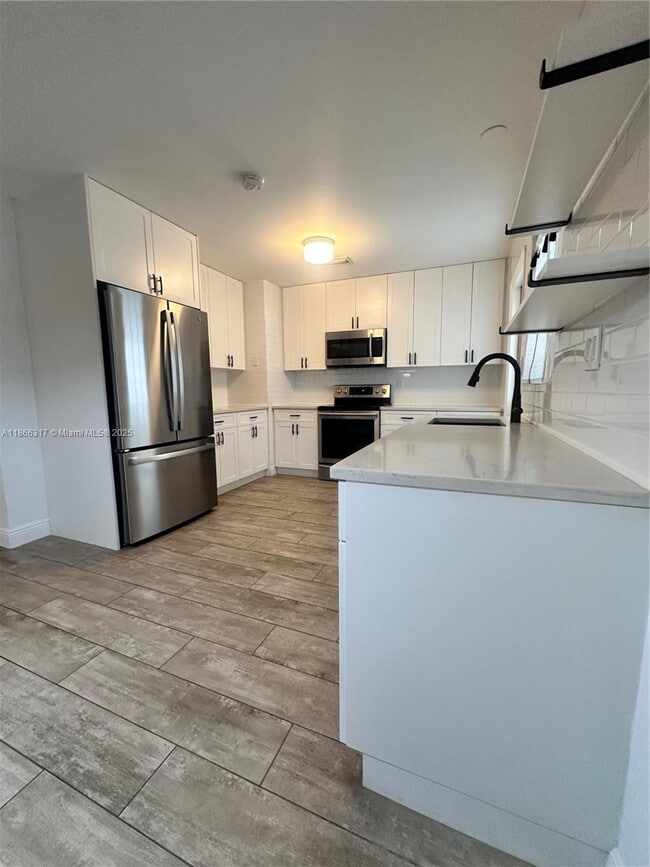 Building Photo - 407 Riverside Dr