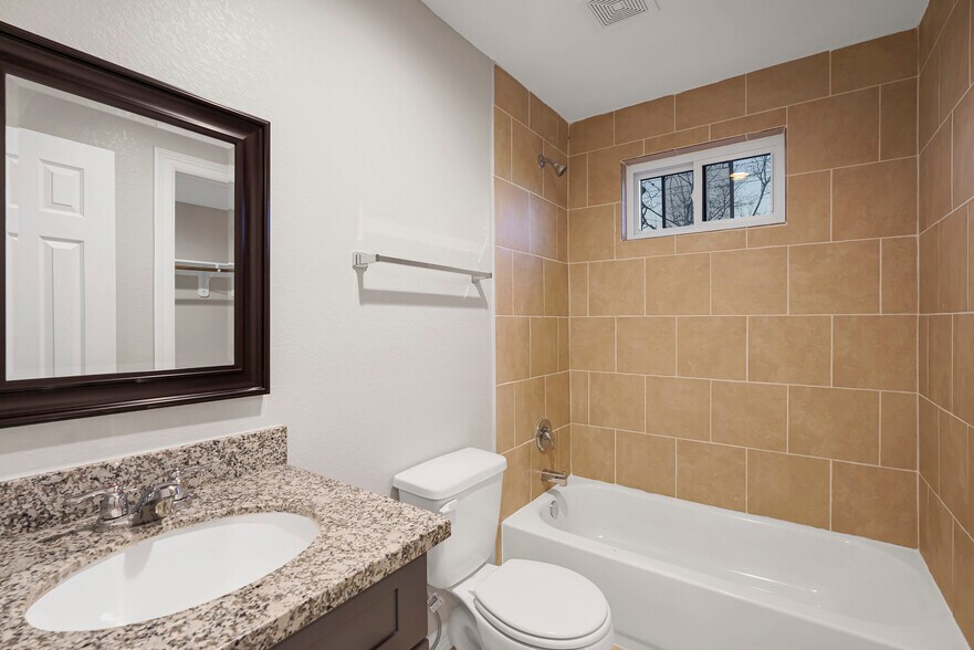 Master bathroom - 1894 Dolly Wright St