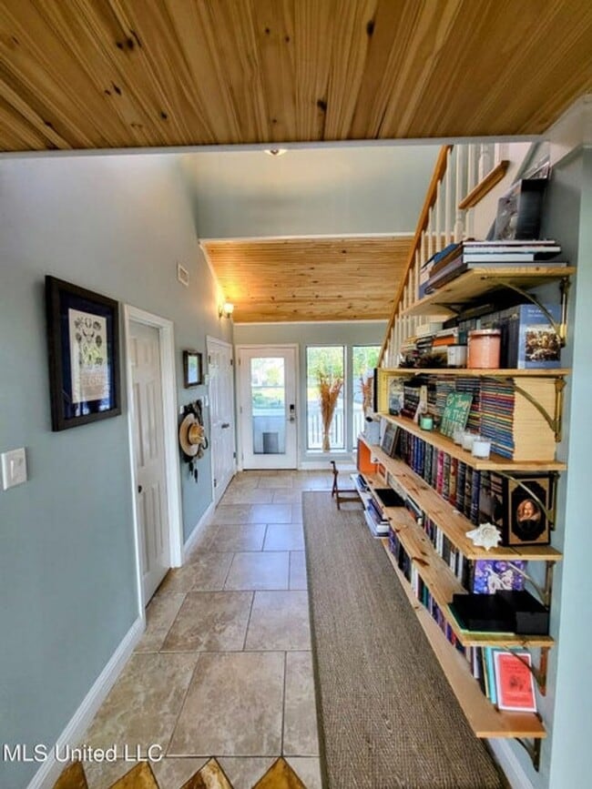 Building Photo - Riverfront Living with Private Boat Launch