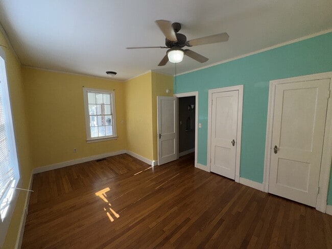 Building Photo - 302 Decelle St