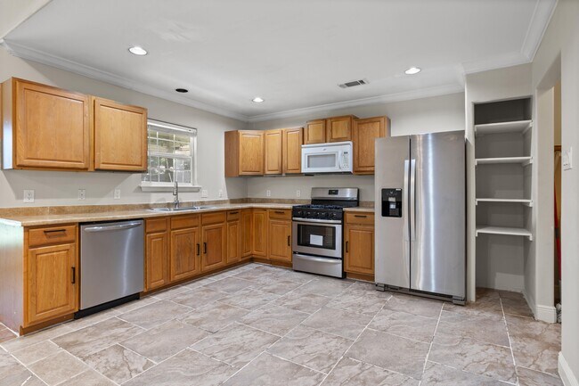 Building Photo - 404 Cavendish Dr
