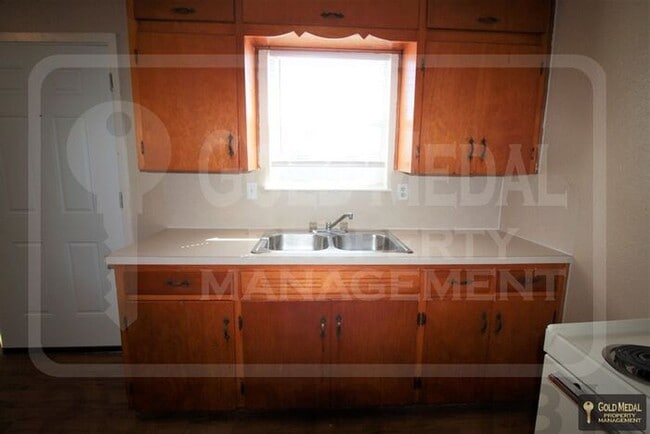 Building Photo - 926 JR Ct – Your Cozy Cove Retreat!