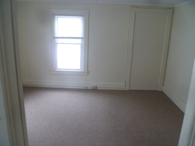 Building Photo - 174 S Branch St