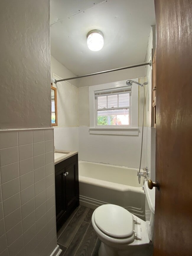 Building Photo - 210 E 28th St