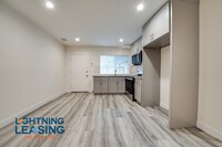 Building Photo - Bright and Beautifully Renovated Studio wi...