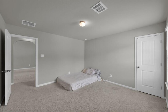Building Photo - 2267 Raider Dr