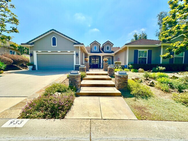Building Photo - Beautiful Single-Level Custom Home with Serene Backyard Space in the Lovely Peppertree Park Commu...