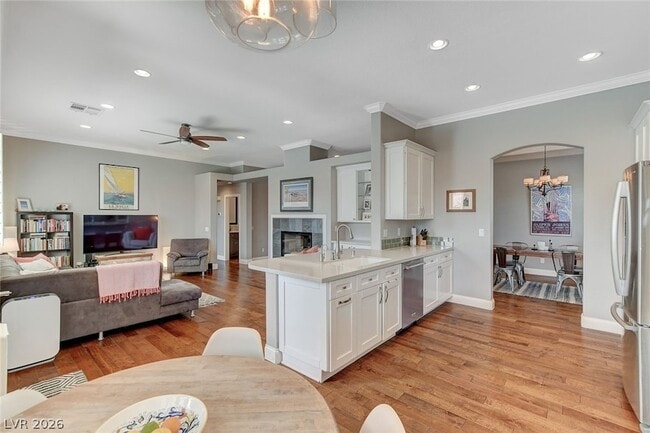 Building Photo - 10553 Linderhof Ave