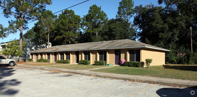 Primary Photo - Oakwood Apartments