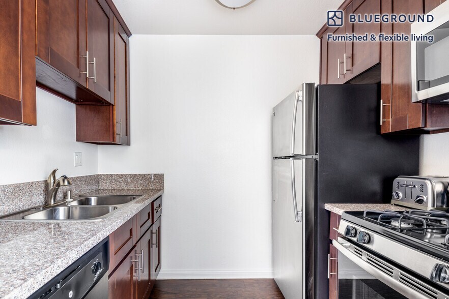 Building Photo - 1340 N Poinsettia Pl