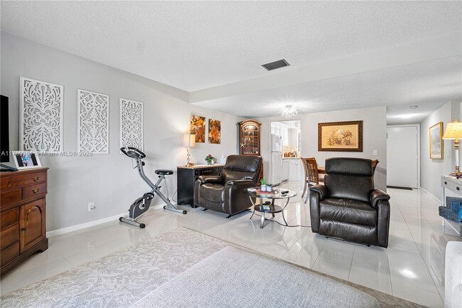 Building Photo - 18081 SE Country Club Dr