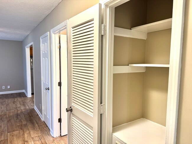 Building Photo - MOVE IN READY!