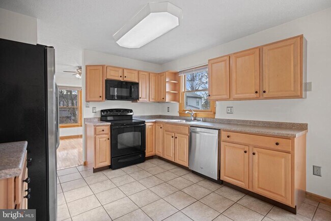 Building Photo - 8669 Concord Dr