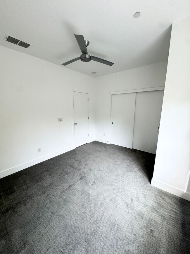 Building Photo - Luxury 3 Bed / 3 Bath Modern Home in Downtown Sacramento – Mansion Flats