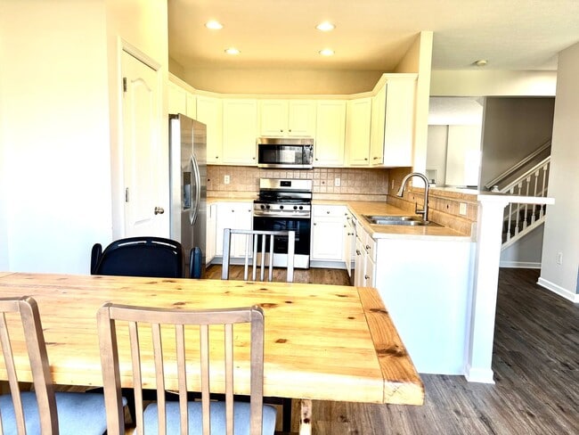 Building Photo - Don't miss out on this great 3 bed 3.5 bath townhouse with tons of amenities!