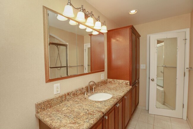 Building Photo - Beautiful for rent home located in central Virginia Beach