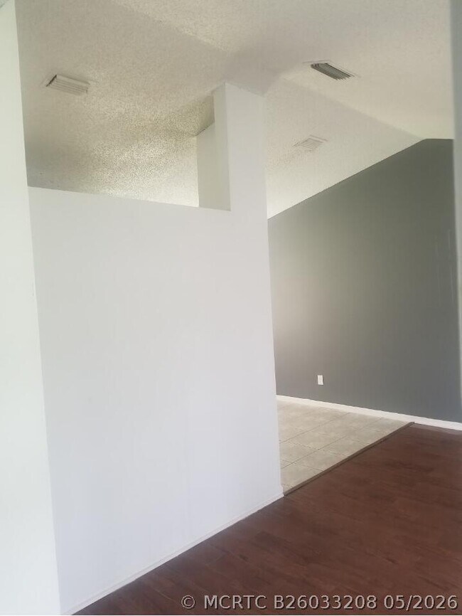 Building Photo - 2248 SW Halissee St