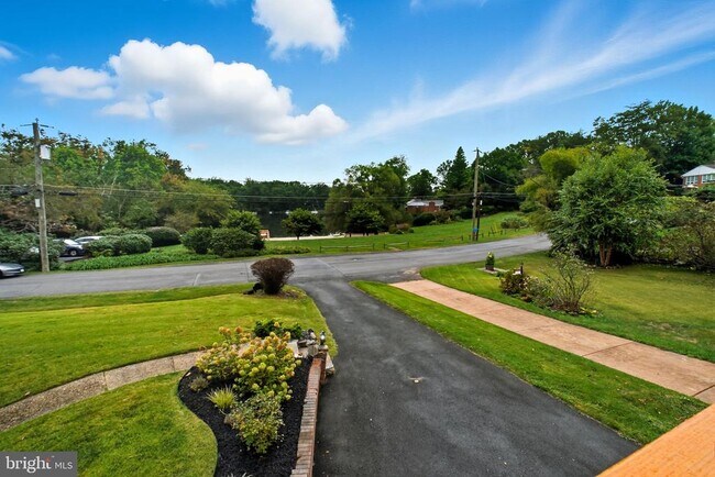 Building Photo - 6251 Lakeview Dr