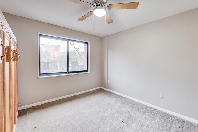Building Photo - 2BD/1BA Takoma Park Condo in Elevator Building