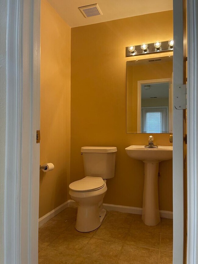 Building Photo - Lovely Lakefront Home in Virginia Beach