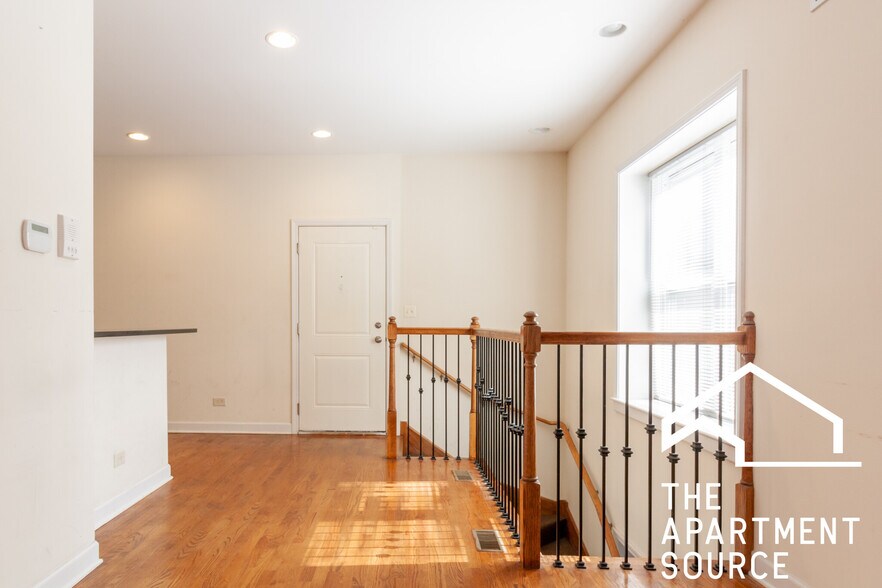 Building Photo - 855 W Cornelia Ave