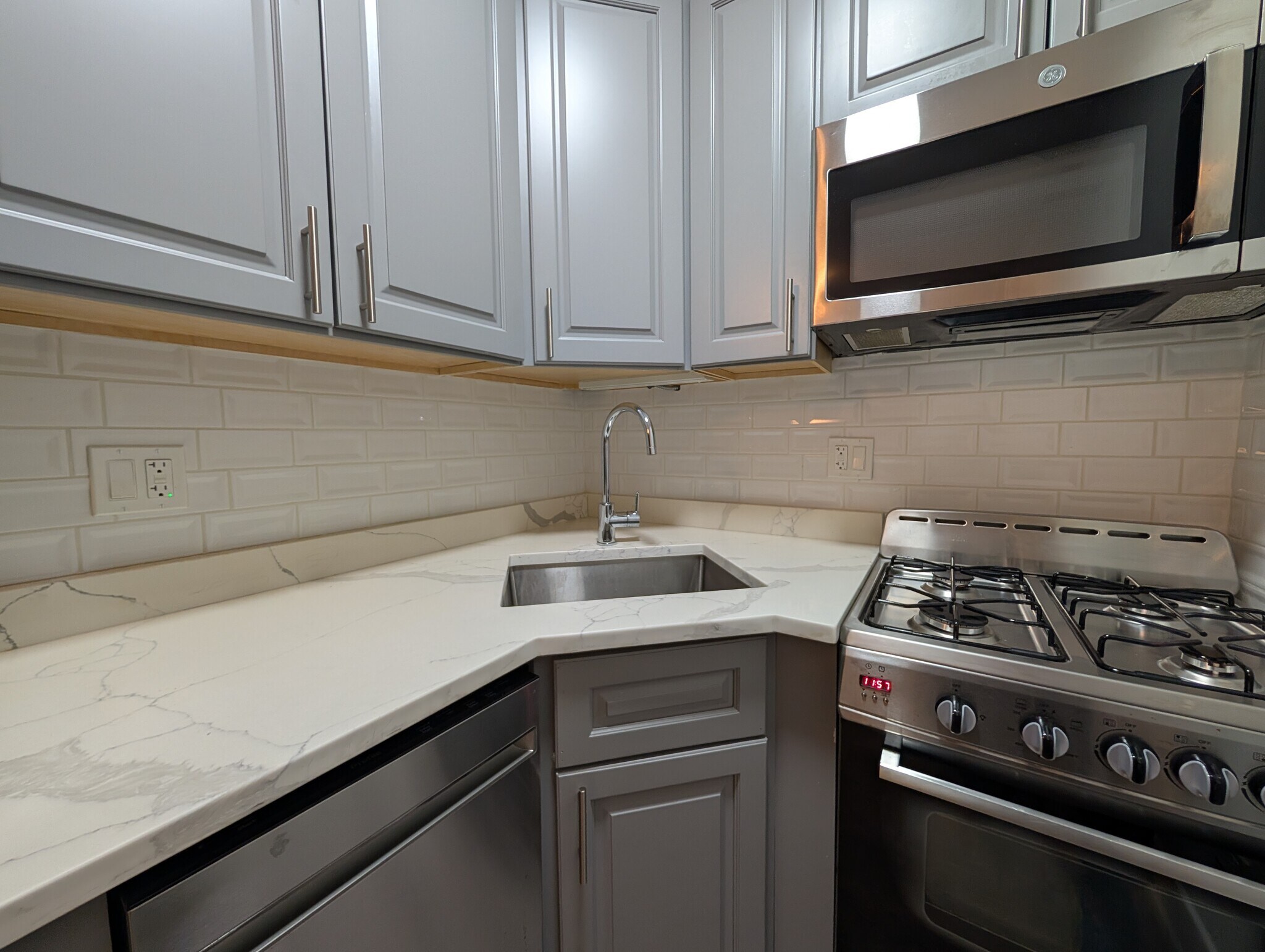 Building Photo - 515 W Belmont Ave