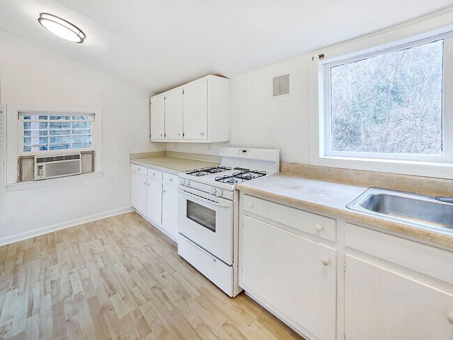 Building Photo - Hidden Gem: Adorable 1BR Cabin in Druid Hills