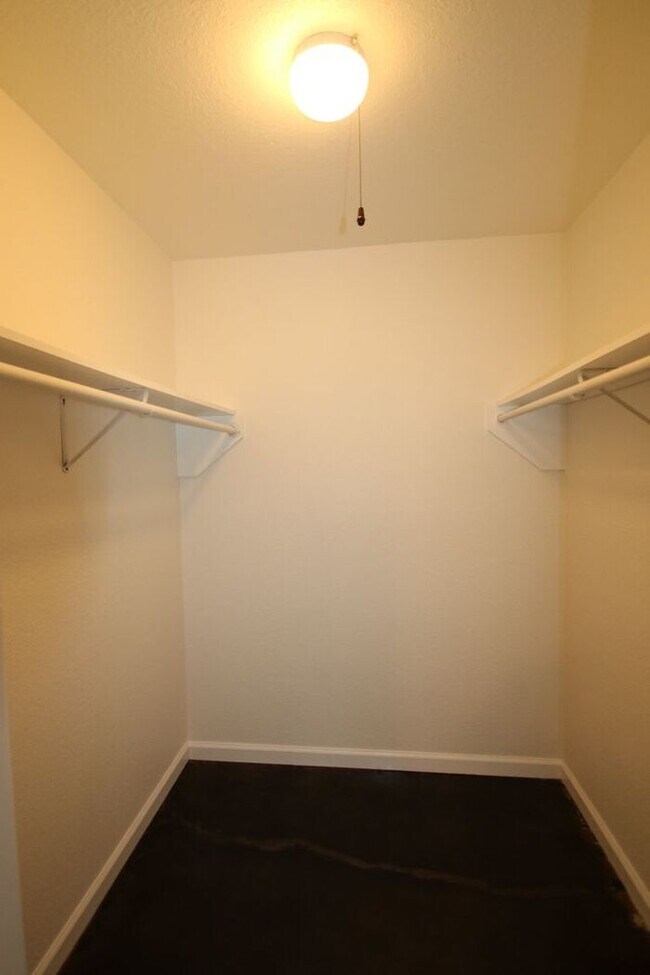 Building Photo - ~ Gorgeous 3 Bedroom 2 Bathroom Home ** La...