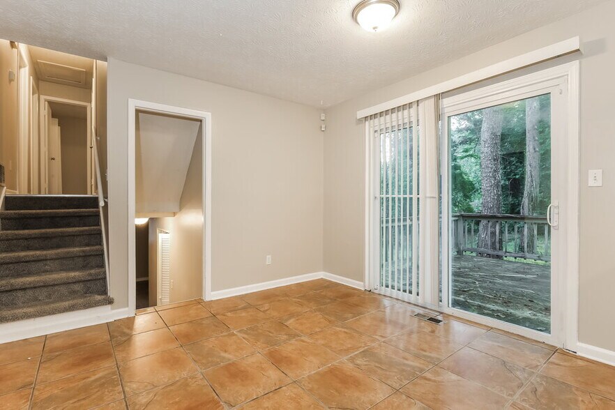 Building Photo - 8486 Magnolia Dr