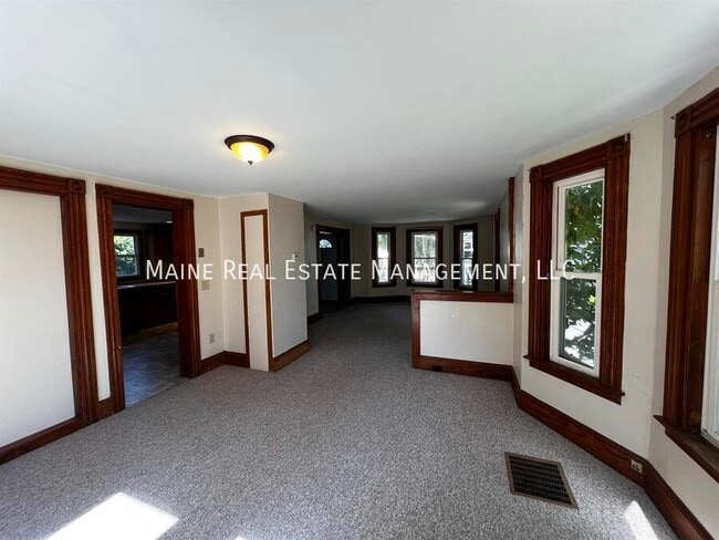 Building Photo - 40 Dillingham St