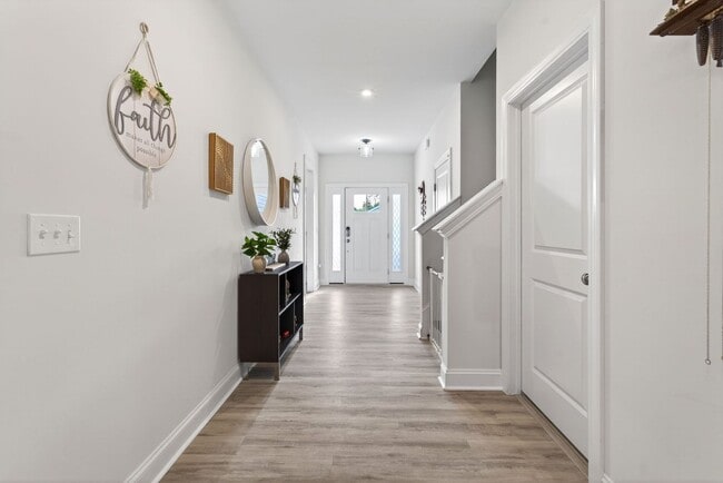 Building Photo - Like New 4BR Ranch with Modern Finishes & Prime Location in Elgin