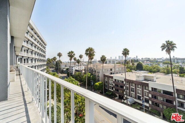 Building Photo - 100 S Doheny Dr