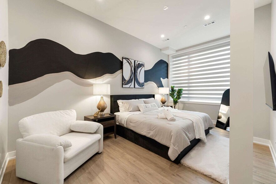 Building Photo - 801 S Western Ave