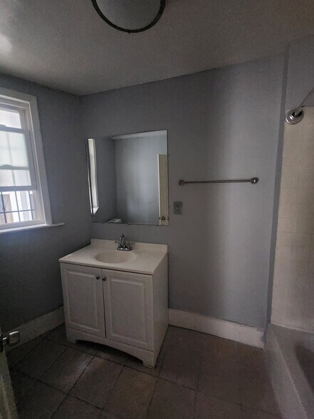 Building Photo - 2422 N Charles St