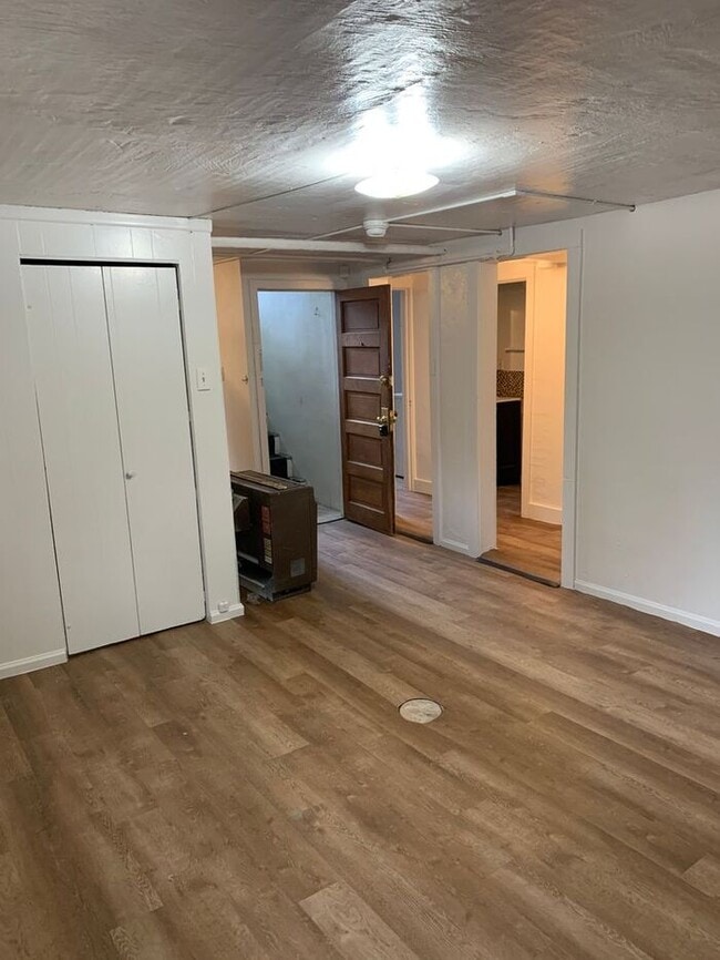 Building Photo - 1 bedroom, 1 bath Lower Level Duplex Unit ...