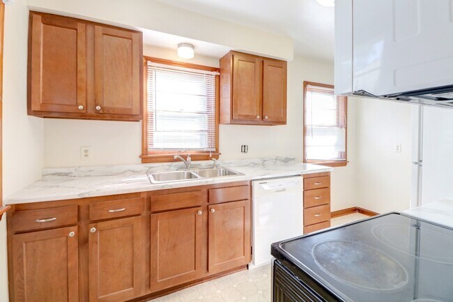 Building Photo - 602 S Mattis Ave