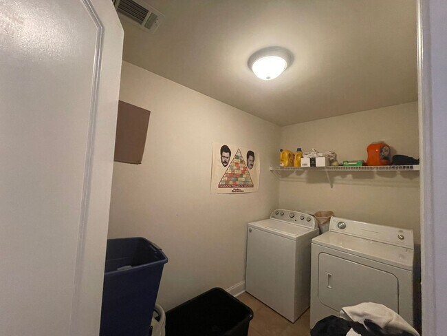 Building Photo - Cute 4 Bedroom Near Downtown for Pre-Lease