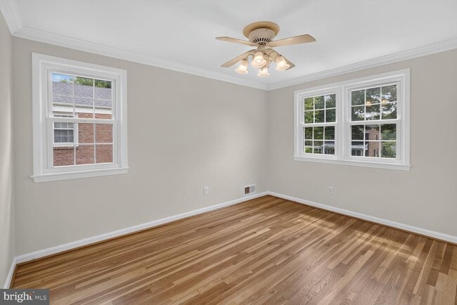 Building Photo - 6035 Chatsworth Ln