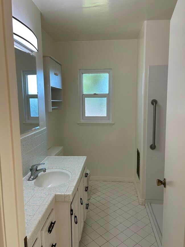 Building Photo - GREAT 3BD HOUSE WITH INCREDIBLE OUTDOOR SPACE!