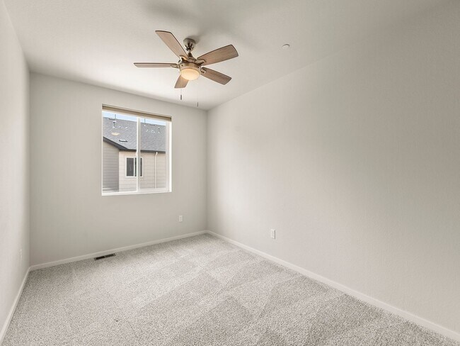 Building Photo - Beautiful 3 Bed 2.5 Bath Townhome in North East Fort Collins!