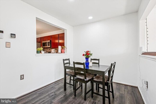 Building Photo - 8703 Village Green Ct