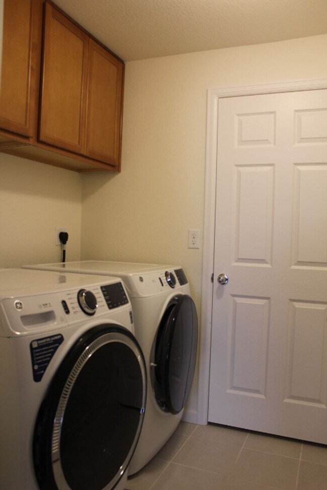 Building Photo - Chatfield Bluffs Condo w/ 3 BR/3 BA!!