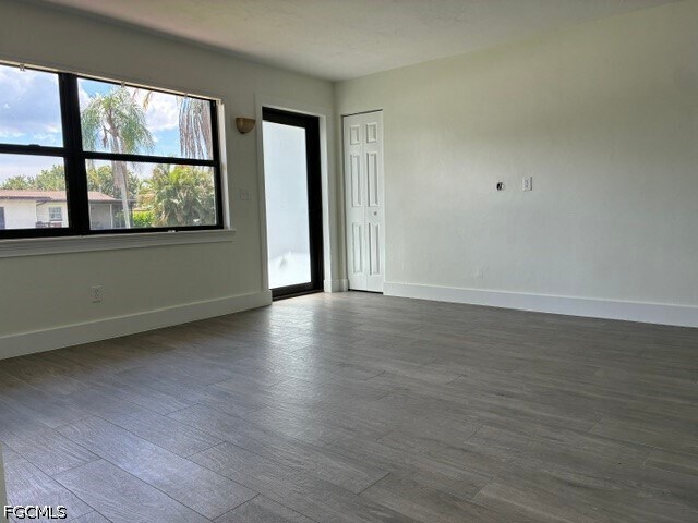 Building Photo - 913 Entrada Dr