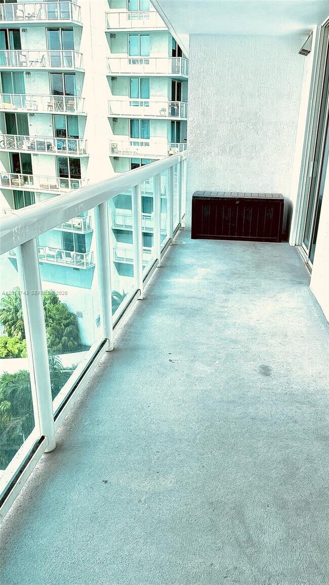 Building Photo - 1800 N Bayshore Dr
