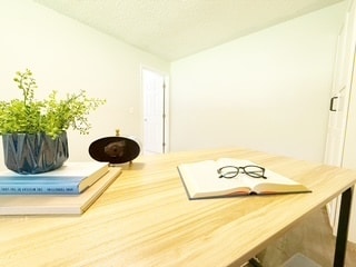 Building Photo - 450 NE Riverhill Dr