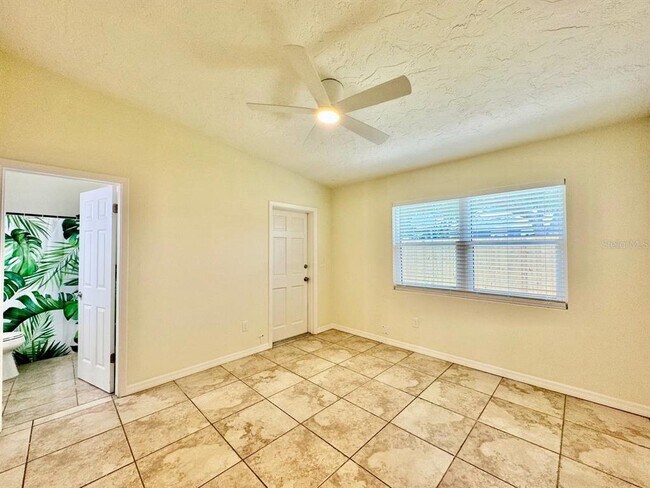 Building Photo - 533 Yelvington Ave