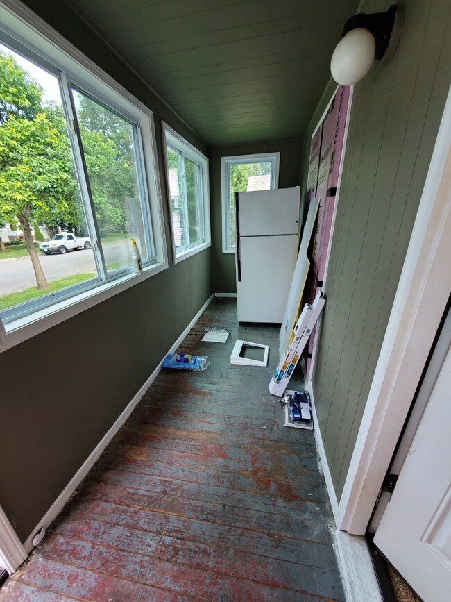 Building Photo - 4 BR with 2 FULL BA - Single Family Home i...