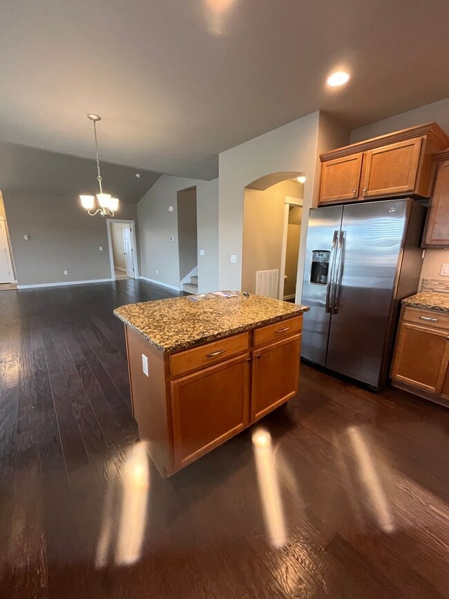 Building Photo - 3 bed 2.5 Bath Condo with 2 car garage