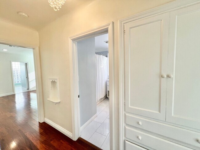 Building Photo - Charming Bixby Knolls Corner Home with Yard, Cabana, & A/C